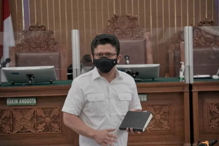 Buku hitam yang selalu dibawa Ferdy Sambo disorot. (programanesia)