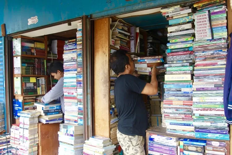 Meskipun sepi pengunjung, para penjual Buku bekas di terminal Senen tetap bertahan. Mereka tetap membuka kiosnya setiap hari dari jam 08.00 hingga jam 18.00 - Foto: Henry Lukmanul Hakim