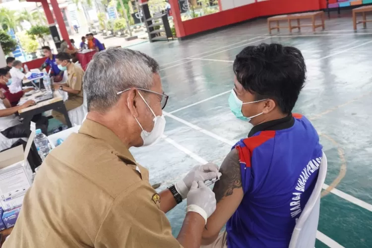 Petugas vaksinator Dinkes Batang melakukan vaksin di Lapas Kelas II Batang.  (Muslihun kontributor Batang)