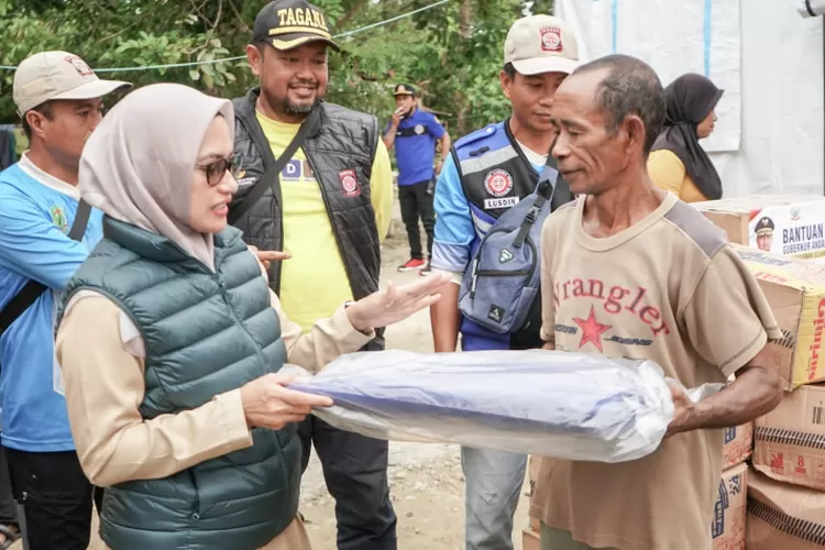 Bupati Luwu Utara, Indah Putri Indriani, salurkan bantuan Pemprov Sulsel untuk penyintas di Desa Kalitata, Malbar  (Dok. Humas Kominfo)