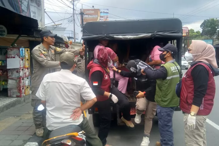 Petugas Dinsos Kabupaten Bogor menjaring pengamen hingga anak jalana di wilayah Puncak, Bogor, Selasa 24 Januari 2023. (Rizal/Metropolitan.id)