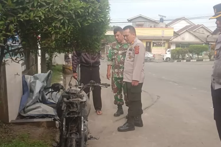 Sepeda motor terbakar usai mengisi BBM di Gunungsindur, Bogor. (Nasir/Metropolitan.id)