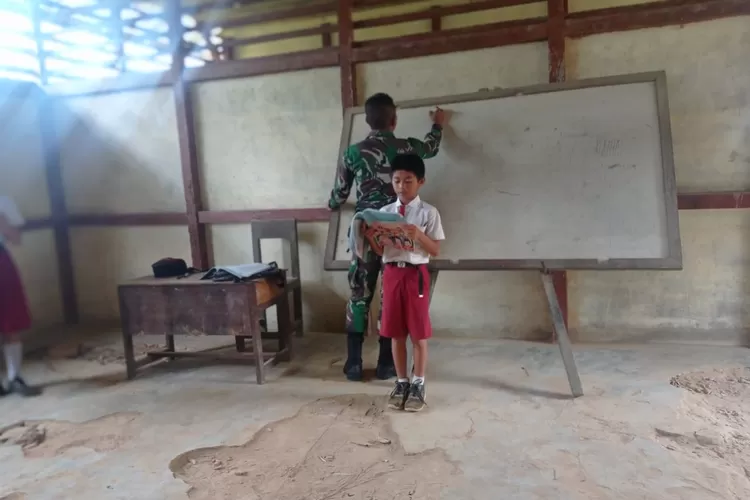 Yonarmed 19/105 Trk Bogani tak hanya menjaga keamanan tapi juga bantu dunia pendidikan di wilayah perbatasan (Yonarmed 19/105)