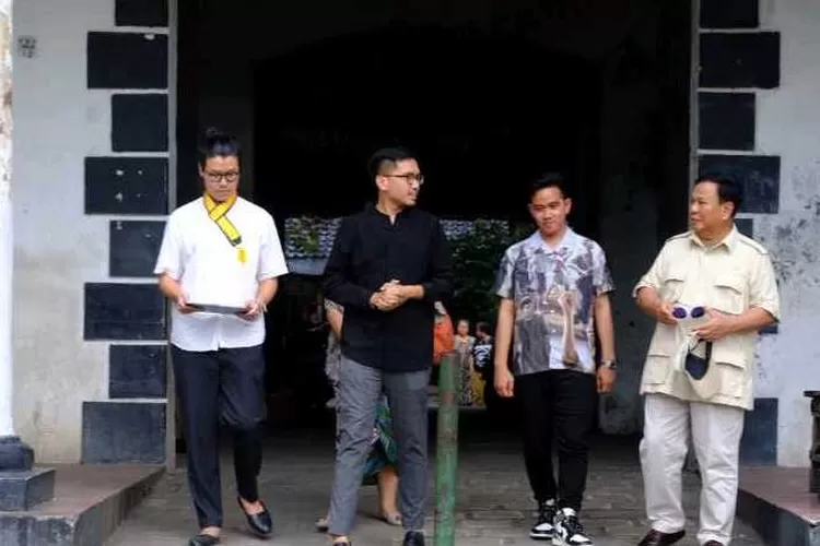 Menhan Prabowo Subianto bersaama Wali Kota Soloo Gibran Rakabuming Raka dan KGPAA Mangkunegaran X saat melihat bangunan kavalerrie (istimewa : Humas Pemkot Solo)
