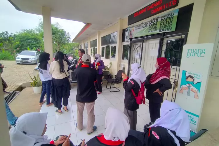SAMBANGI : Dewan Kesehatan Rakyat (DKR) Kota Depok mendatangi Sekolah Menengah Atas Negeri (SMAN) 11 Kota Depok. (RADAR DEPOK )