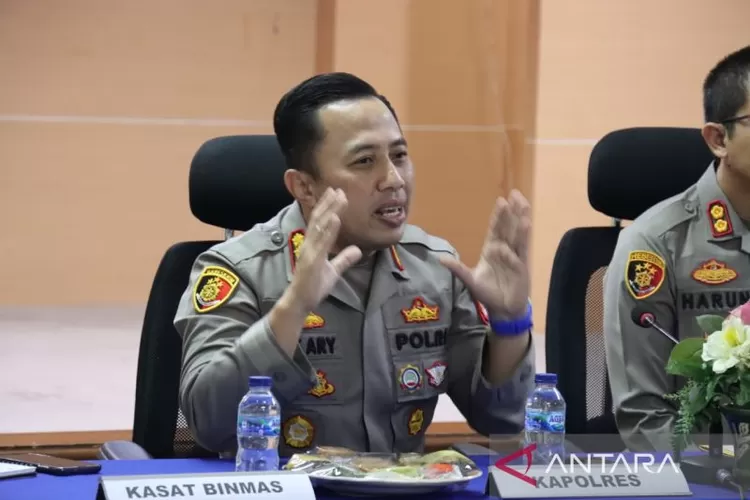 Kapolres Jakarta Selatan Kombes Pol Ade Ary Syam Indradi saat berdialog dengan Bhabinkamtibmas di Polres Jakarta Selatan, Kamis (5/1/2023).  (ANTARA/HO-Polres Jakarta Selatan)