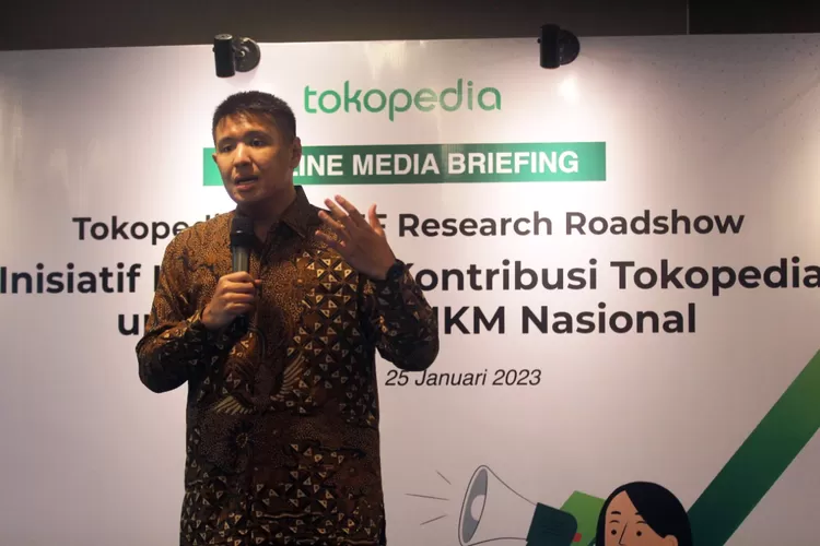 Kepala Divisi Kebijakan Publik dan Hubungan Pemerintah Daerah Tokopedia, Emmiryzan menyampaikan inisiatif Hyperlocal Tokopedia hadir untuk membantu UMKM Indonesia agar dapat tumbuh bersama dan menaikkan performa penjualan.  (Foto: Dok. Tokopedia)