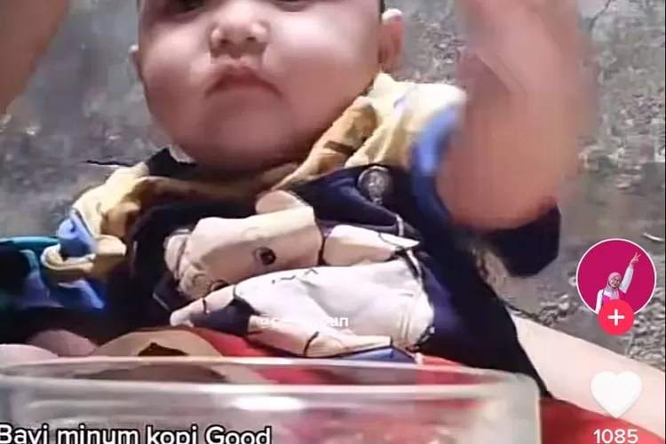 Viral video seorang bayi diberikan kopi sachet oleh sang ibu (TikTok @ceritaibun)