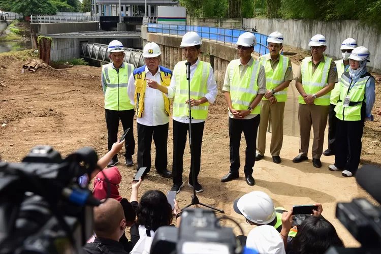 Presiden Jokowi saat meninjau progres pembangunan sodetan Kali Ciliwung ke Kanal Banjir Timur. Presiden Jokowi belum memberikan kepastian kapan resuffle kabinet akan dilakukan.