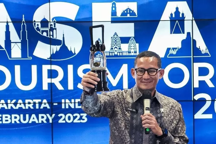 Arsip foto - Menteri Pariwisata dan Ekonomi Kreatif (Menparekraf) Sandiaga Salahuddin Uno  (ANTARA FOTO/Nyoman Hendra Wibowo)