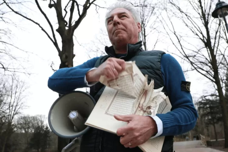 Tokoh anti-Islam Belanda Edwin Wagensveld berbuat nista pada Al Quran dengan merobek halaman kitab suci umat Islam lalu membakarnya dalam sebuah aksi di Belanda. 