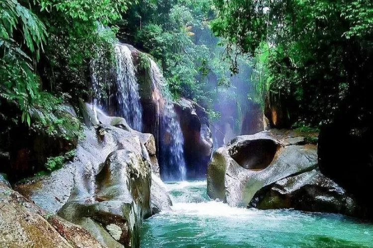Air Terjun Nyarai yang merupakan salah satu wisata air terjun paling populer di Sumatera Barat.
