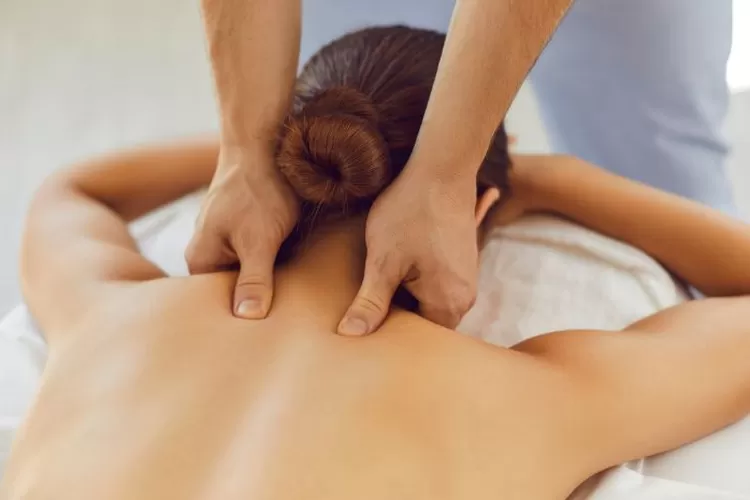 Ilustrasi massage. (studioroman via Canva.com)