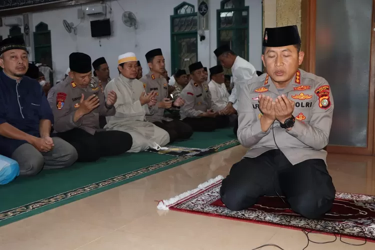 KHUSYUK : Kapolres Metro Depok, Kombes Ahmaf Fuady, selepas jadi imam Salat Subuh di Masjid Al Muhajirin, Kelurahan Depok Jaya, Kecamatan Pancoranmas, Selasa (24/1). (POLRES METRO DEPOK )