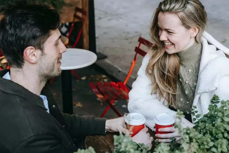 Ilustrasi pentingnya menjaga komunikasi yang harmonis dengan pasangan (Pexels/Katerina Holmes)