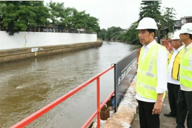 Sodetan Kali Ciliwung ke KBT Diprediksi Kelar April, Jokowi Pastikan Banjir Jakarta Berkurang. (BPMI Setpres)