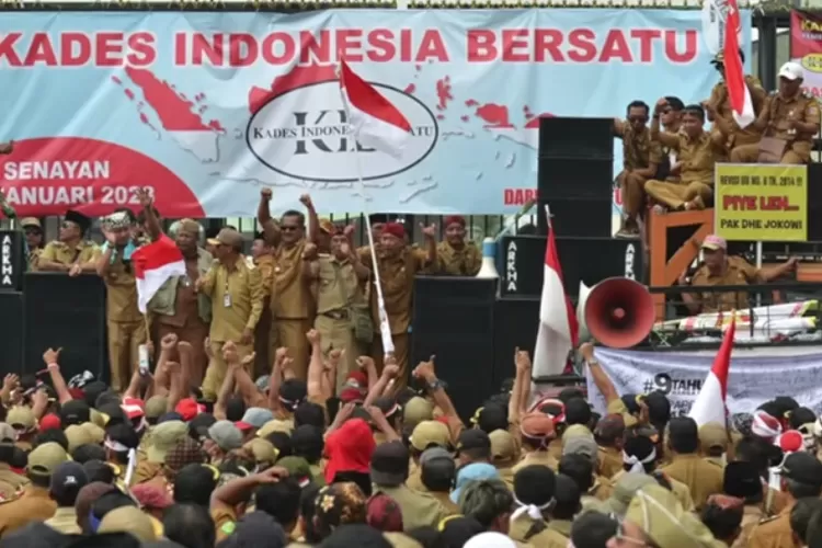 Para kepala desa mendatangi DPR RI menyampaikan tuntutan revisi masa jabatan kepala desa 