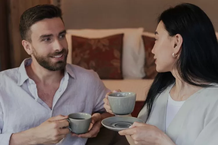 Ilustrasi bahasa tubuh yang menjadi tanda arti aku sayang kamu (Pexels/ Ron Lach)