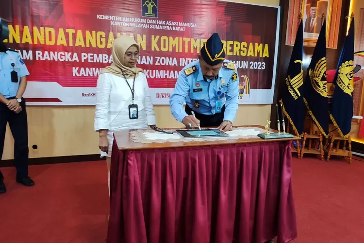 Kepala Kanwil Kemenkumham Sumbar Haris Sukamto bersama  Kepala Ombudsman Sumbar Perwakilan Sumbar Yefri Hariani saat penandatanganan komitmen bersama dalam rangka Pembangunan Zona Integritas Tahun 2023 (Foto/Tio Furqan)