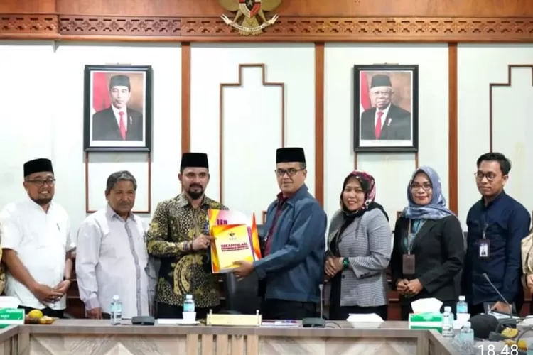 Komisioner KKR Aceh saat melakukan rapat kerja bersama Komisi I DPR Aceh, merespon pengakuan pemerintahan Presiden Joko Widodo terkait pelanggaran HAM berat di masa lalu. Rapat KKR  dan DPR Aceh ini digelar di ruang Badan Musyawarah DPRA, Selasa (24/1/2023) 