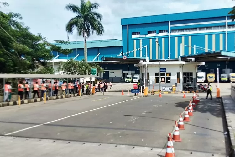 PANTAUAN : Suasana pintu gerbang utama Gudang Lazada Depok yang berada di Jalan Raya Bogor, Kelurahan Jatijajar, Kecamatan Tapos Kota Depok, Senin (23/1).  (ANDIKA EKA/RADAR DEPOK)