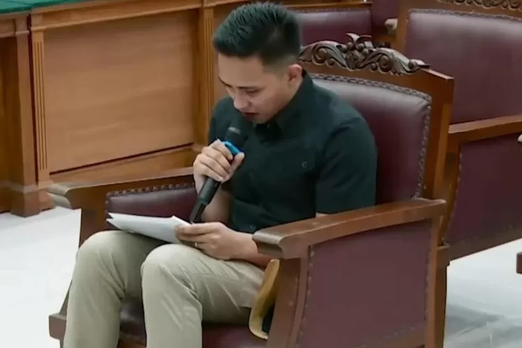 Barada E saat membaca pleidoi di sidang lanjutan pembunuhan berencana pada Brigadir J. (Tangkapan layar YouTube/ Kompas TV)