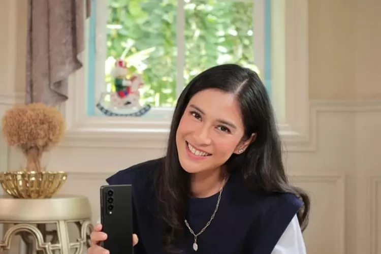 Dian Sastrowardoyo memulai karir film dari gadis sampul hingga berkeinginan menjadi direktur film (Gorajuara/ dok: Instagram @therealdisastr)