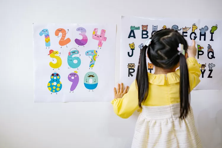 Permainan anak yang edukatif sebagai stimulasi mengenal huruf (Yan Krukau by Pexels)