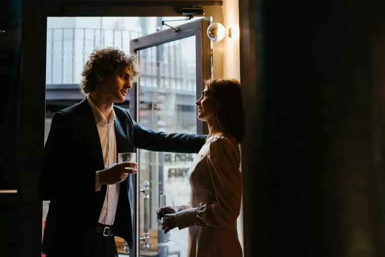 Ilustrasi tanda pria playboy yang perlu diwaspadai agar tidak tertipu (Pexels/ cottonbro studio)