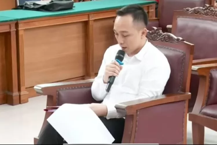 Pembacaan pledoi yang dibacakan Ricky Rizal (youtube MerdekaDotCom)