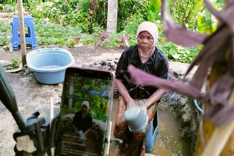 Ilustrasi. Sari alias Inak Mawar (55) asal Dusun Pedek Setanggor Timur 2, Desa Setanggor, Lombok Tengah, saat sedang live TikTok dengan adegan mandi lumpur. Bagaimana Islam menanggapi fenomena mengemis daring ini?