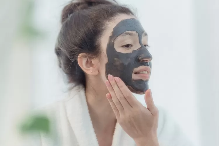 Ilustrasi penggunaan rekomendasi clay mask pada oily skin (Miriam Alonso by Pexels)