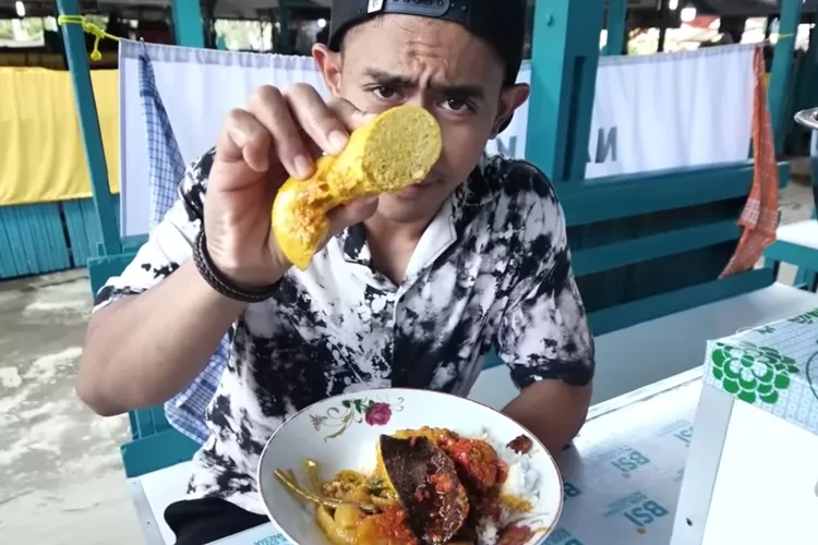 Tanboy Kun makan Nasi Kapau  (Tangkapan Layar Youtube Tanboy Kun )