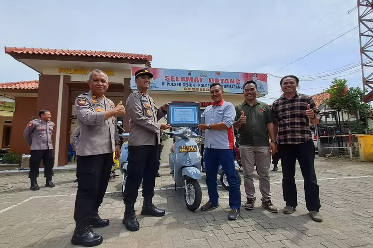 Polsek Genuk Semarang saat menerima motor listrik daripada Roda Pasifik Mandiri. (Ayosemarang.com/ Audrian Firhannusa)