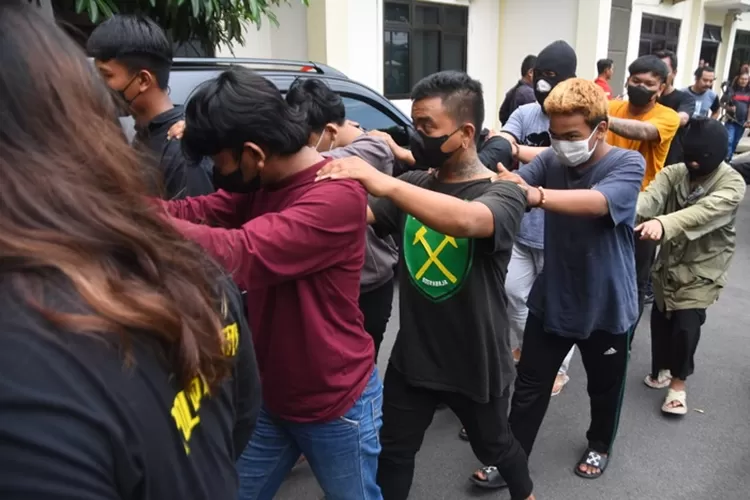 Para tersangka penyerangan di Pasar Dargo Semarang saat ditangkap polisi. Saat ini dua buron juga sudah diamankan.  (Ayosemarang.com/ Audrian Firhannusa)