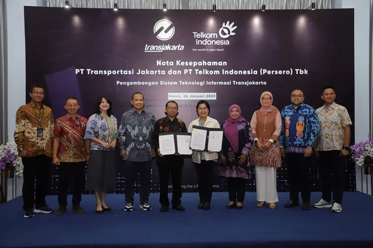 Foto bersama usai proses penandatanganan nota kesepahaman Pengembangan Sistem Teknologi Informasi Transjakarta. 