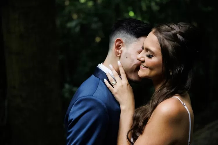 Ilustrasi tanda wanita tidak ingin kehilangan pasangannya (Pexels/ABNER LOBO)