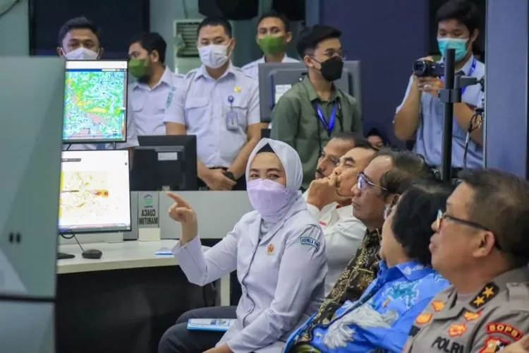 Kunjungan Menkopolhukam Mahfud MD dan Menteri KLHK Siti Nurbaya di ruang monitoring Climate Early Warning BMKG, Rabu (25/1/2023) (Foto: Antara)