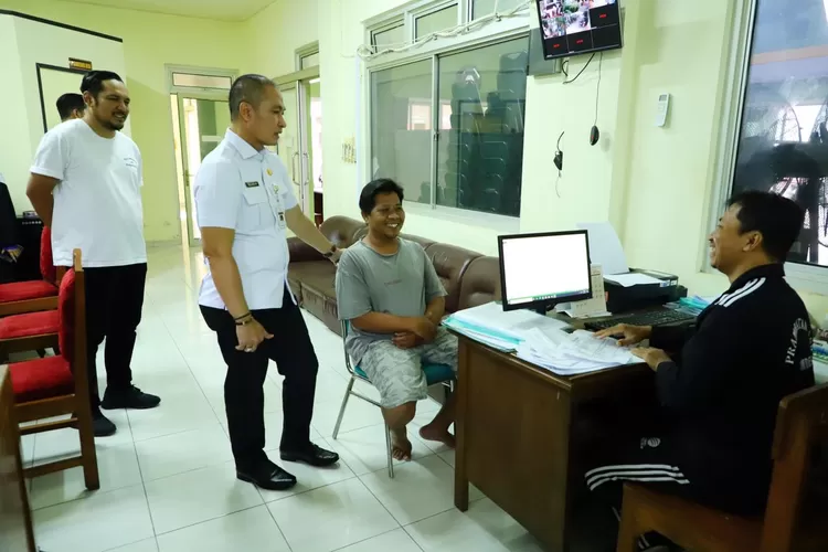 Bupati Kudus HM Hartopo sedang melakukan pengecekan pelayanan terhadap warga di Balai Desa Pasuruhan Kecamatan Jati. (Foto: Muhammad Thoriq)