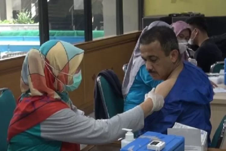 Wali kota Jakarta Timur Muhammad Anwar saat divaksin booster tahap dua. (ANTARA)