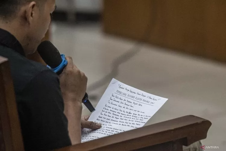 Richard Eliezer atau Bharada E ketika membaca nota pembelaannya dalam persidangan di Pengadilan Negeri Jakarta Selatan, Jakarta, Rabu (25/1/2023)