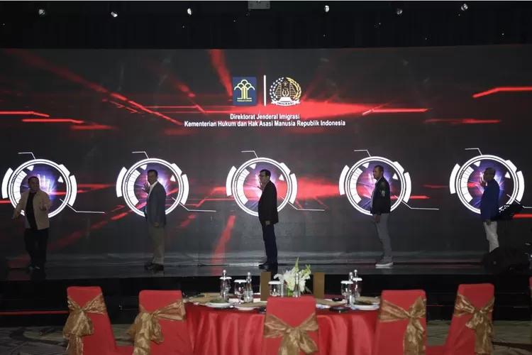 Selain mengajukan Visa Kunjungan untuk Wisata dan Pra-Investasi, WNA juga dapat memperpanjang Electronic Visa on Arrival (e-VOA) melalui website Modul Lalu Lintas Orang Asing (Molina)