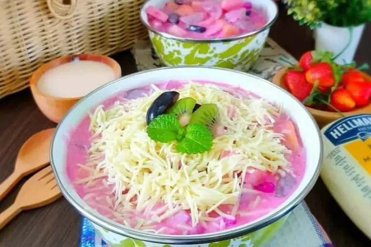 Menunjukkan foto salad buah topping keju enak dan segar (Instagram @resepminumansegar_)
