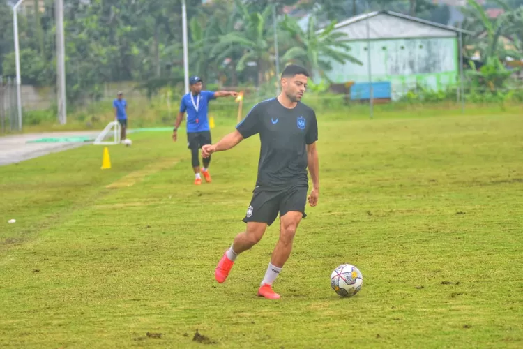 Vitinho saat sudah ikut latihan bersama PSIS Semarang. M Ridwan berharap pemain Brasil ini tampil lawan Persib Bandung. (Ayosemarang.com/ Audrian Firhannusa)