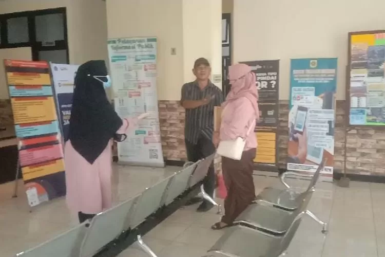 Suheri saat di dalam kantor Kecamatan Sukaraja.