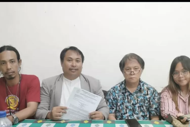 Muhammad Sirul Haq, SH, C.NSP, C.CL,  Direktur LKBH Makassar ( dua dari kiri) mendampingi pihak keluarga korban diksar mapala, mendiang Virendy Marjefy,  mahasiswa jurusan Arsitektur Fakultas Teknik Unhas angkatan 2021. 