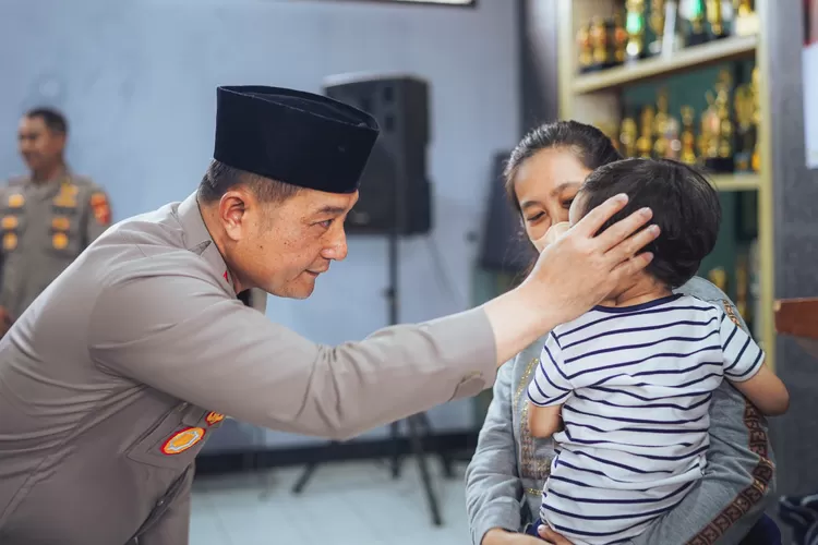 Kapolres Cimahi AKBP Aldy Subartono, Berikan Paket Makanan Bergizi Bagi Anak Berpotensi Stunting di Kantor Kelurahan Setiamanah Kota Cimahi.  (Bisnisbandung.com/ Algi Muhammad Ghifari)