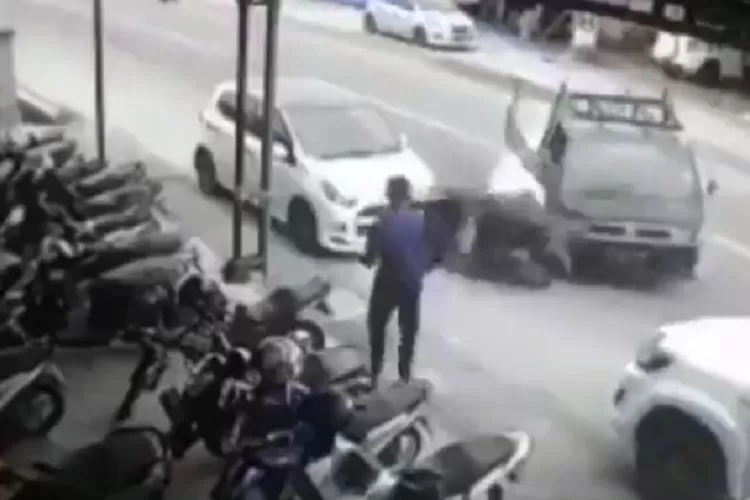 Video viral detik-detik pengemudi pickup tabrak pelaku jambret. ( Twitter @Heraloebss)
