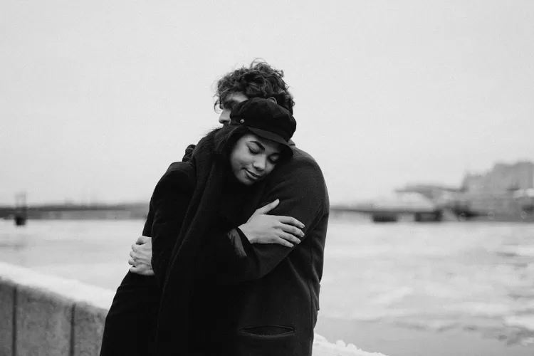 Ilustrasi reaksi kimia saat merindukan seseorang (Pexels/ cottonbro studio)