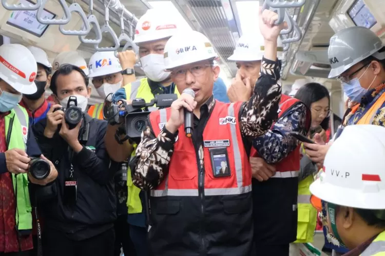 Direksi PT Industri Kereta Api atau PT INKA (Persero) mendampingi anggota Komisi VI DPR R uji coba LRT Jabodetabek. (ANTARA)